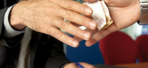 رشوة قدرها 400 درهم.. إيقاف مسؤول دركي بعد كمين من الفرقة الوطنية رشوة قدرها 400 درهم.. إيقاف مسؤول دركي بعد كمين من الفرقة الوطنية