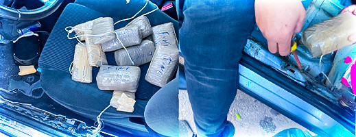 صور.. إيقاف فرنسي في باب مليلية أثناء محاولته تهريب كمية من المخدرات صور.. إيقاف فرنسي في باب مليلية أثناء محاولته تهريب كمية من المخدرات