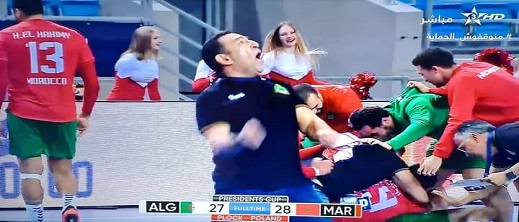 على طريقة "إيكامبي".. منتخب اليد يفوز على الجزائر في آخر الثواني بعدما كان منهزما على طريقة "إيكامبي".. منتخب اليد يفوز على الجزائر في آخر الثواني بعدما كان منهزما