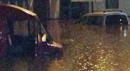 شاهدوا.. الفيضاناتُ الأخيرة تُغرقُ سيّارتين عن آخرِهما بحيّ أريكولاريس بالنّاظور