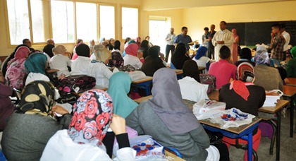جمعية أولياء تلاميذ ثانوية محمد الخامس بالناظور توزع الأدوات المدرسية على التلاميذ المحتاجين