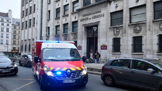 ألقى السكين في القمامة.. فرنسي يطعن طالبة جزائرية ألقى السكين في القمامة.. فرنسي يطعن طالبة جزائرية