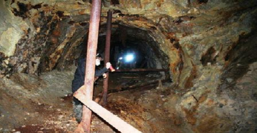 الدرك يحقق مع رئيس جماعة في سرقة المعادن على الشريط الحدودي مع الجزائر الدرك يحقق مع رئيس جماعة في سرقة المعادن على الشريط الحدودي مع الجزائر