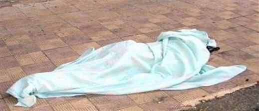 العثور على رجل مسن جثة هامدة أمام بيت منزله العثور على رجل مسن جثة هامدة أمام بيت منزله