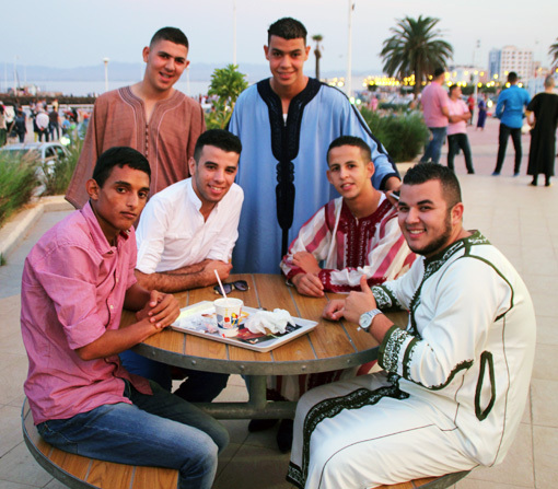ساكنة الناظور تحتفل بعيد الأضحى في أجواء بهيجة ساكنة الناظور تحتفل بعيد الأضحى في أجواء بهيجة