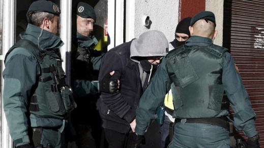 كان في طريقه للمغرب.. اعتقال مهاجر مغربي بميناء طريفة متورط في جرائم دولية