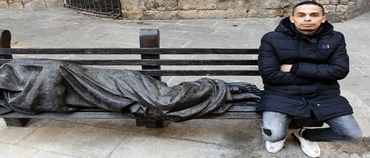 مغربي يعاني من مرض السرطان بدون مأوى في اسبانيا مغربي يعاني من مرض السرطان بدون مأوى في اسبانيا