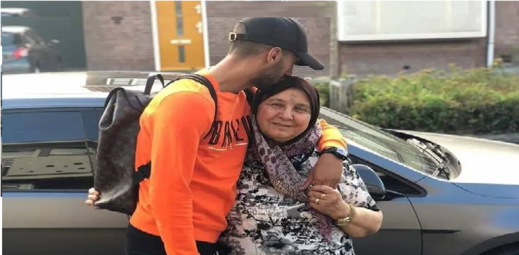 صورة.. حكيم زياش ووالدته يشعلان مواقع التواصل الإجتماعي