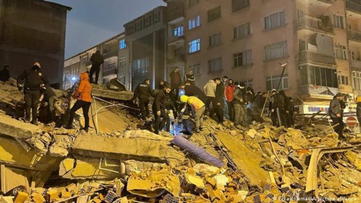 زلزال تركيا.. السفارة المغربية تضع أرقاما هاتفية للتواصل مع أفراد الجالية