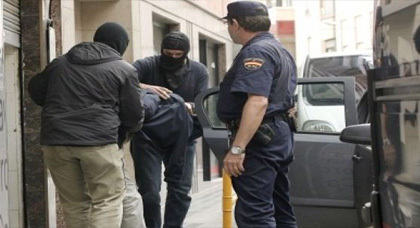 الأمن الإسباني يوقف مهاجرا مغربيا موضوع مذكرات بحث دولية