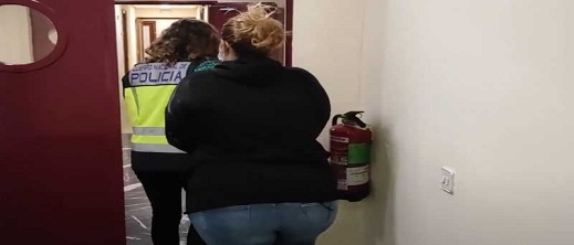 السجن والغرامة لأفراد عائلة اسبانية ربطوا شابة بالسلاسل لإجبارها على إنهاء علاقتها بمغربي السجن والغرامة لأفراد عائلة اسبانية ربطوا شابة بالسلاسل لإجبارها على إنهاء علاقتها بمغربي