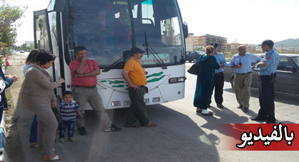 سائق حافلة يترك عجوز في الخلاء بزايو والركاب يحتجون 