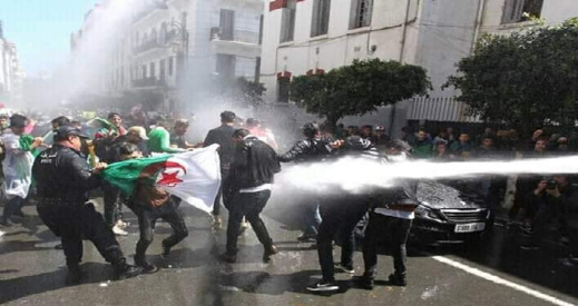 انتهى شهر العسل.. يومية لوموند الفرنسية تعري النظام القمعي في الجزائر انتهى شهر العسل.. يومية لوموند الفرنسية تعري النظام القمعي في الجزائر