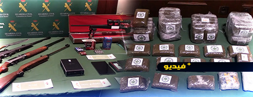 فيديو.. مداهمات لاعتقال مغربي وشخصين آخرين مسلحين يزورون وثائق للهجرة غير النظامية بإسبانيا فيديو.. مداهمات لاعتقال مغربي وشخصين آخرين مسلحين يزورون وثائق للهجرة غير النظامية بإسبانيا