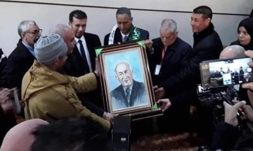 صورة.. تبون يعاقب مسؤولين جزائريين قاموا بتكريمه بهذه اللوحة صورة.. تبون يعاقب مسؤولين جزائريين قاموا بتكريمه بهذه اللوحة