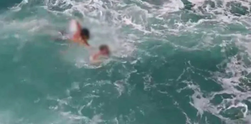 غرق طفل بشاطئ جماعة البركانيين يستنفر شباب المنطقة لإنقاذه غرق طفل بشاطئ جماعة البركانيين يستنفر شباب المنطقة لإنقاذه