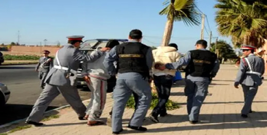 سرقوا  سلاحا ناريا للسطو بضواحي الناظور.. موقوف يعترف للدرك بمكان وجود أسلحة عصابته
