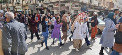 أساتذة التعاقد بالناظور يخوضون اعتصاما مفتوحا أمام مديرية التعليم أساتذة التعاقد بالناظور يخوضون اعتصاما مفتوحا أمام مديرية التعليم