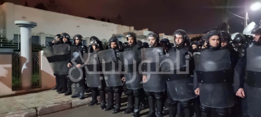شاهدوا.. السلطات تستعمل القوة لفض اعتصام الأساتذة "المتعاقدين" أمام مديرية التعليم بالناظور