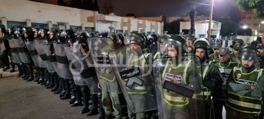 شاهدوا.. السلطات تستعمل القوة لفض اعتصام الأساتذة "المتعاقدين" أمام مديرية التعليم بالناظور شاهدوا.. السلطات تستعمل القوة لفض اعتصام الأساتذة "المتعاقدين" أمام مديرية التعليم بالناظور