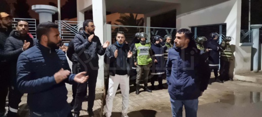شاهدوا.. السلطات تستعمل القوة لفض اعتصام الأساتذة "المتعاقدين" أمام مديرية التعليم بالناظور