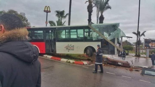 صور.. اصطدام حافلة للنقل الحضري بلوحة اشهارية يرسل 19 شخصا الى المستعجلات صور.. اصطدام حافلة للنقل الحضري بلوحة اشهارية يرسل 19 شخصا الى المستعجلات