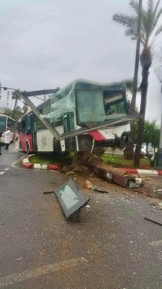 صور.. اصطدام حافلة للنقل الحضري بلوحة اشهارية يرسل 19 شخصا الى المستعجلات صور.. اصطدام حافلة للنقل الحضري بلوحة اشهارية يرسل 19 شخصا الى المستعجلات