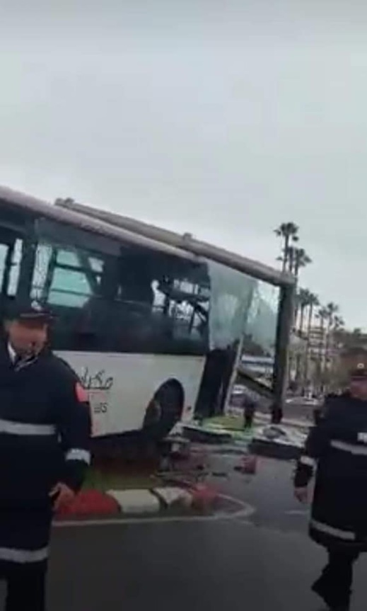 صور.. اصطدام حافلة للنقل الحضري بلوحة اشهارية يرسل 19 شخصا الى المستعجلات صور.. اصطدام حافلة للنقل الحضري بلوحة اشهارية يرسل 19 شخصا الى المستعجلات