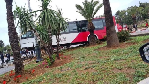 صور.. اصطدام حافلة للنقل الحضري بلوحة اشهارية يرسل 19 شخصا الى المستعجلات صور.. اصطدام حافلة للنقل الحضري بلوحة اشهارية يرسل 19 شخصا الى المستعجلات