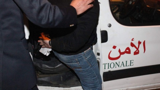 توقيف مروج مخدرات وحجز كمية هامة من الخمور والشيرا بالعروي توقيف مروج مخدرات وحجز كمية هامة من الخمور والشيرا بالعروي