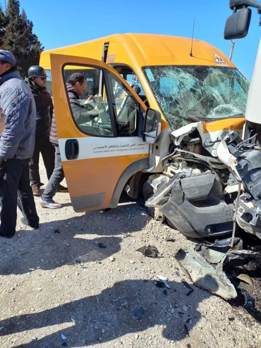 شاهدوا.. جرحى في صفوف التلاميذ إثر حادثة اصطدام بين حافلة للنقل المدرسي وشاحنة ضواحي الناظور شاهدوا.. جرحى في صفوف التلاميذ إثر حادثة اصطدام بين حافلة للنقل المدرسي وشاحنة ضواحي الناظور