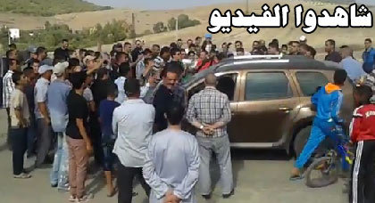 محاصرة رئيس جماعة بني سيدال لوطا من قبل محتجين محاصرة رئيس جماعة بني سيدال لوطا من قبل محتجين