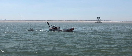 إنقاذ 5 بحارة وانتشال 10 جثث بعد غرق سفينة صيد بعرض البحر إنقاذ 5 بحارة وانتشال 10 جثث بعد غرق سفينة صيد بعرض البحر