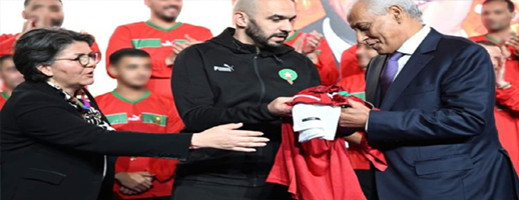 محكوم بالإعدام يثير تعاطف أعضاء المنتخب الوطني بأداء أغنية أثارت إعجاب اللاعبين محكوم بالإعدام يثير تعاطف أعضاء المنتخب الوطني بأداء أغنية أثارت إعجاب اللاعبين