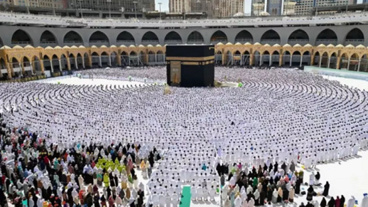 حشود غفيرة بالمسجد الحرام تؤدي أول صلاة جمعة في رمضان الأبرك حشود غفيرة بالمسجد الحرام تؤدي أول صلاة جمعة في رمضان الأبرك