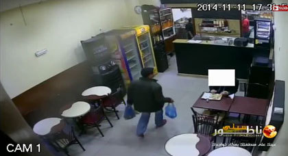 شاهدوا: كاميرا المراقبة تصور لصا يسرق صندوق جمع النقود بأحد المطاعم بالناظور