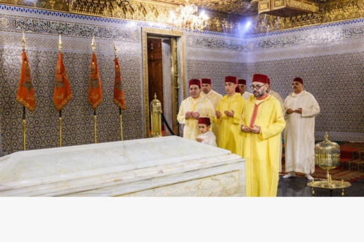 أمير المؤمنين يترحم على روح جده الملك الراحل محمد الخامس أمير المؤمنين يترحم على روح جده الملك الراحل محمد الخامس