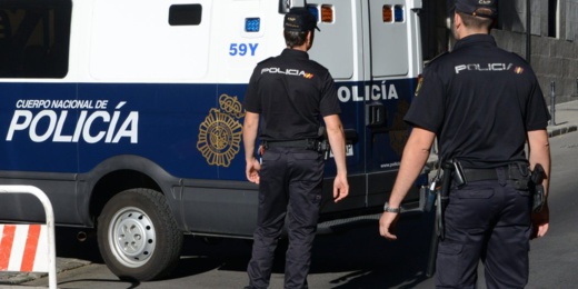 إسبانيا.. إيقاف قاصر كان يحاول الهجرة عبر المغرب على متن شاحنة إسبانيا.. إيقاف قاصر كان يحاول الهجرة عبر المغرب على متن شاحنة