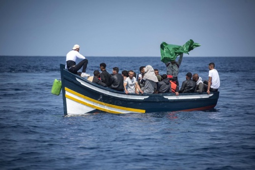إسبانيا تقبل تسليم مهاجر مغربي متورط في تهريب المهاجرين
