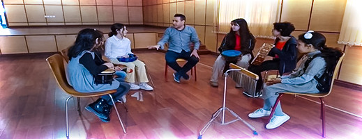 صور.. تلاميذ مؤسسة التفتح بالحسيمة يزورون دار الثقافة لحضور ورشة موسيقية صور.. تلاميذ مؤسسة التفتح بالحسيمة يزورون دار الثقافة لحضور ورشة موسيقية