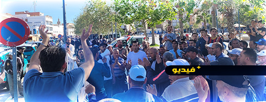 سائقو الطاكسيات يشهرون الورقة الحمراء في وجه رئيس جماعة إمزورن سائقو الطاكسيات يشهرون الورقة الحمراء في وجه رئيس جماعة إمزورن