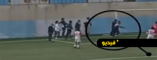 فيديو لأغرب طرائف كرة القدم الجزائرية.. مشجع يسجل والحكم يحتسبه فيديو لأغرب طرائف كرة القدم الجزائرية.. مشجع يسجل والحكم يحتسبه