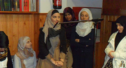 إعتناق أربع فتيات إسبانيات للإسلام دفعة واحدة بمسجد المحسنين بمدينة بيك ببرشلونة