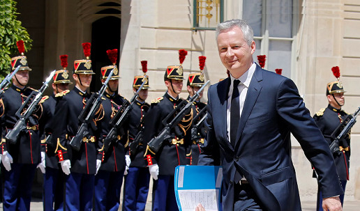 وزير المالية الفرنسي: المهاجرون المغاربة يهربون المساعدات الإجتماعية إلى بلدهم