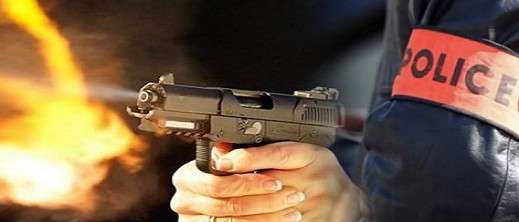 مقدم شرطة يستخدم سلاحه الوظيفي لتوقيف شخص في حالة تخدير مقدم شرطة يستخدم سلاحه الوظيفي لتوقيف شخص في حالة تخدير