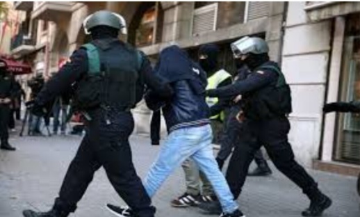 فرنسا.. اعتقال مغربي يقود شبكة نصبت على عمال موسميين في مبالغ ضخمة فرنسا.. اعتقال مغربي يقود شبكة نصبت على عمال موسميين في مبالغ ضخمة