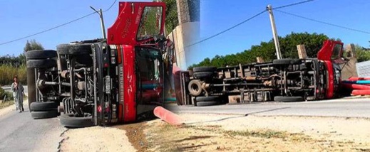 صور.. رداءة طريق جهوية بالدريوش وراء إنقلاب شاحنة بعين زروة صور.. رداءة طريق جهوية بالدريوش وراء إنقلاب شاحنة بعين زروة