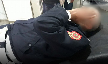 تدخل لفض اشتباك.. إصابة ضابط شرطة بجرح بعد رشقه بقطعة زجاج تدخل لفض اشتباك.. إصابة ضابط شرطة بجرح بعد رشقه بقطعة زجاج