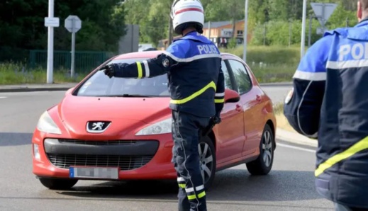 تتقمص دور الشرطة.. تحذيرات من عصابات إجرامية تستهدف مغاربة الخارج في الطرقات الإسبانية تتقمص دور الشرطة.. تحذيرات من عصابات إجرامية تستهدف مغاربة الخارج في الطرقات الإسبانية