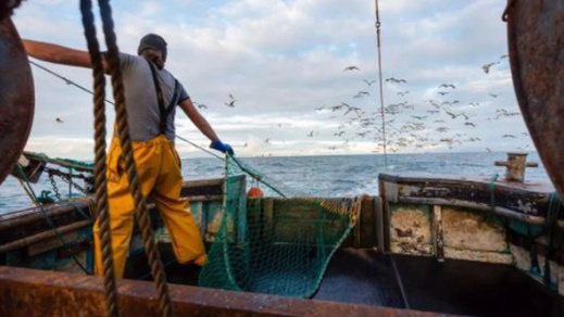 الحجز على ثلاث سفن صيد مغربية بدعوى اصطيادها في المياه الإسبانية الحجز على ثلاث سفن صيد مغربية بدعوى اصطيادها في المياه الإسبانية